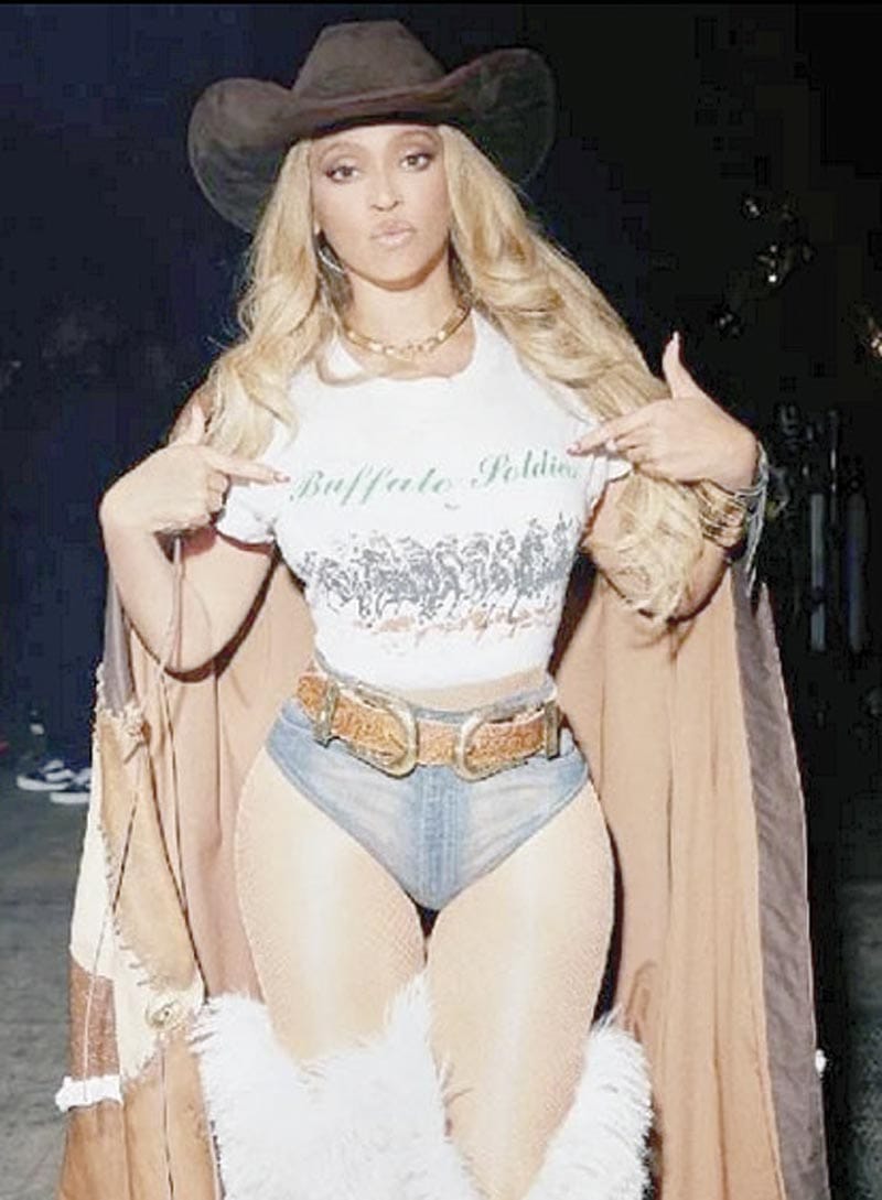 CRITICAN A BEYONCÉ POR VESTIR CAMISETA QUE LLAMA \, image size:800x1089