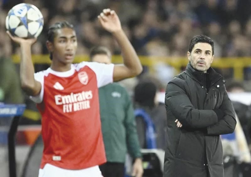 ¡DEBUTA EN CHAMPIONS DEFENSA DEL ARSENAL CON SOLO 16 AÑOS!