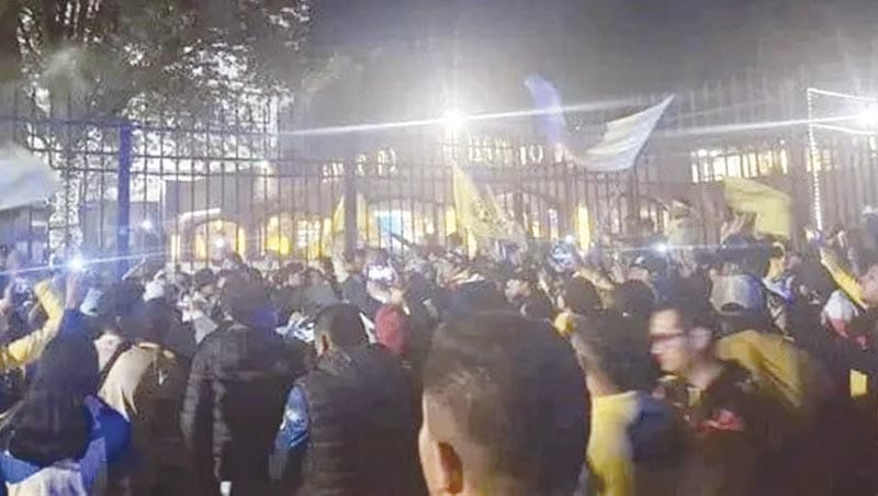 ¡SE REGISTRA PELEA ENTRE LOS AFICIONADOS DE TOLUCA Y AMÉRICA!