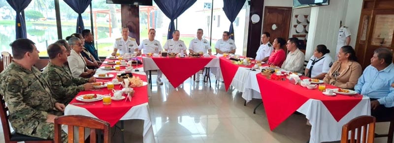 ¡RINDEN HONORES A MARINOS QUE PASAN A RETIRO EN COATZACOALCOS!