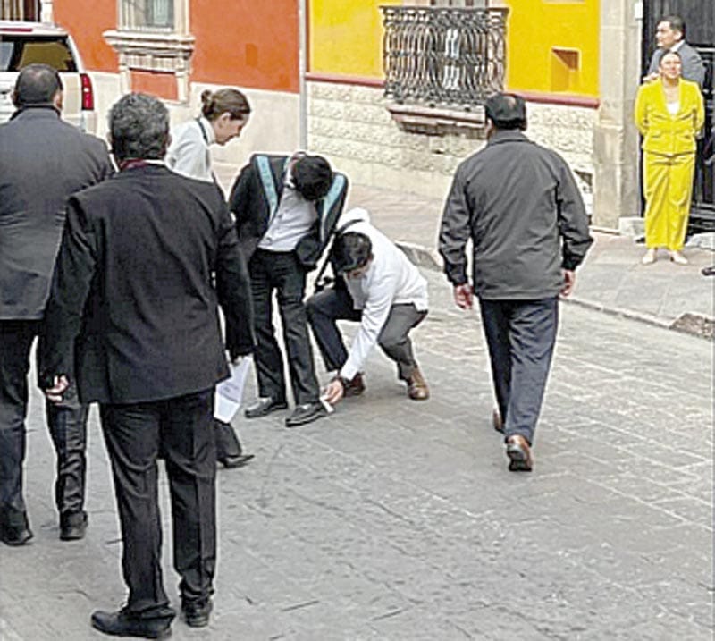 ¡A SUS PIES, SEÑOR!