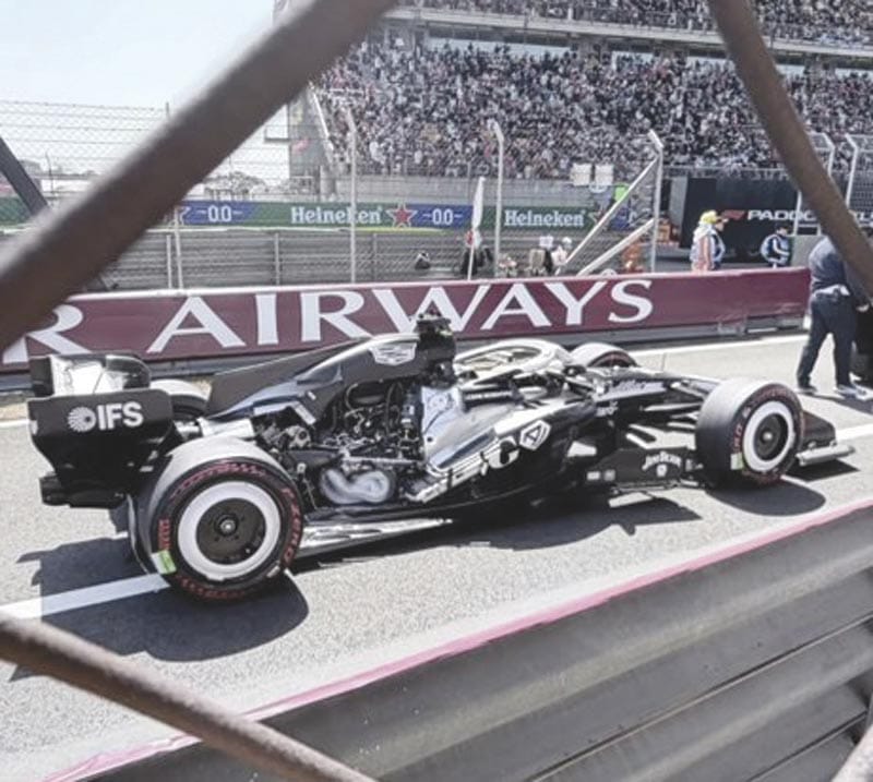 ¡SE CAE A PEDAZOS AUTO DE CHECO PÉREZ EN SPRINT RACE!