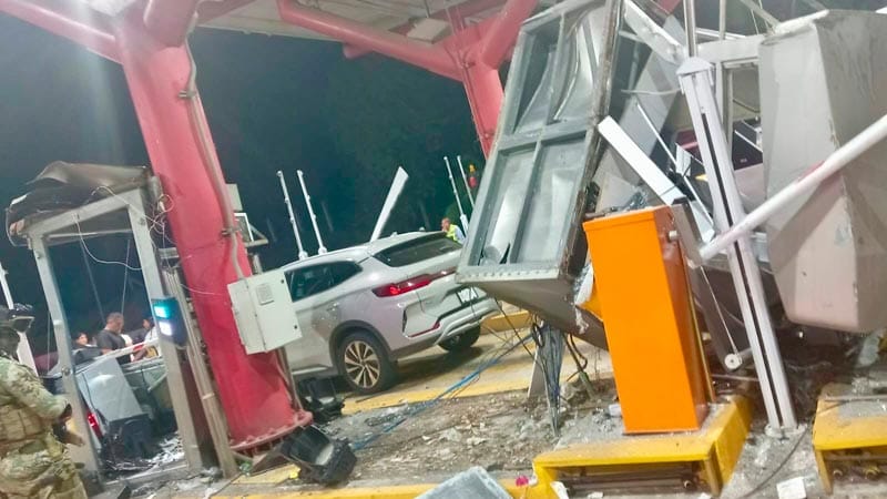 ¡DENUNCIAN A TRAILERO QUE DESTROZÓ DOS CASETAS DE COBRO DE LA ANTIGUA!