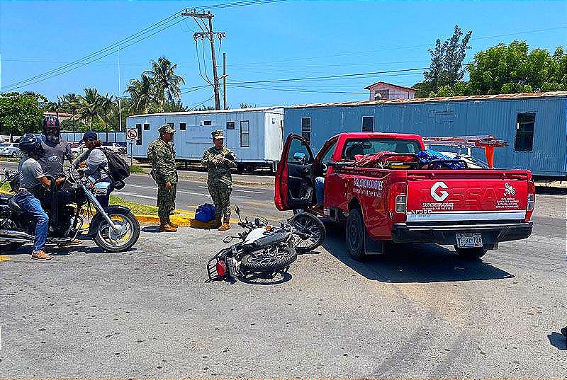 ¡CAMIONETA LE CIERRA EL PASO Y MOTOCICLISTA SALE VOLANDO!
