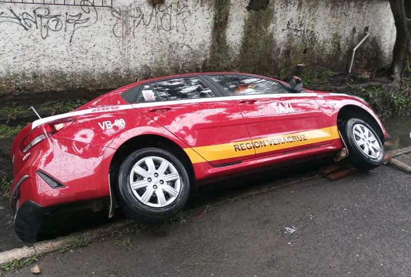 ¡Taxista pierde la brújula y cae a canal de aguas negras!