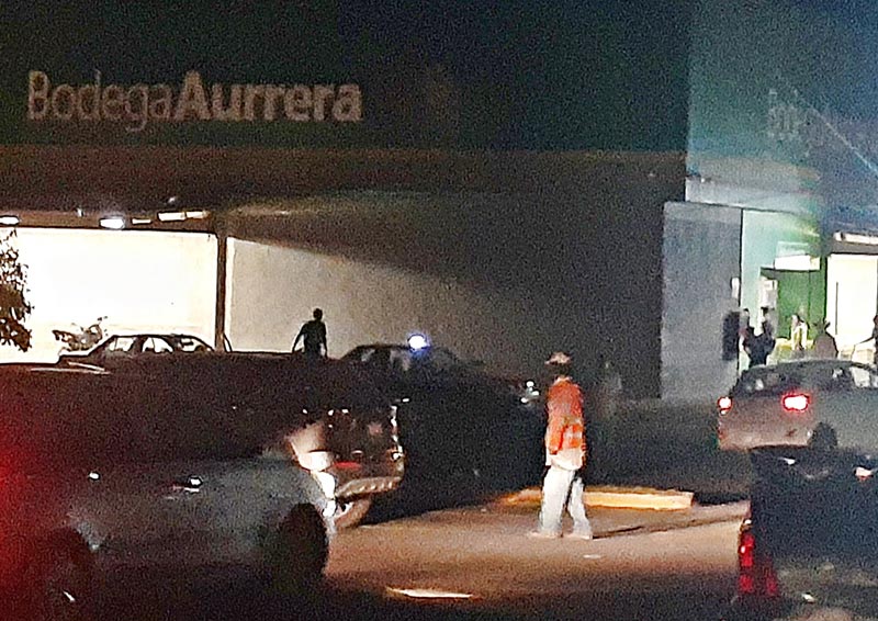 ¡ATACA BANDA DE  “CRISTALEROS” EN EL ESTACIONAMIENTO DE MAMÁ LUCHA! -En Lomas del Coyol