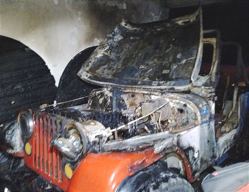 ¡SE INCENDIA EL JEEP EN EL GARAJE! La Propietaria Dijo que el Vehículo no Funcionaba