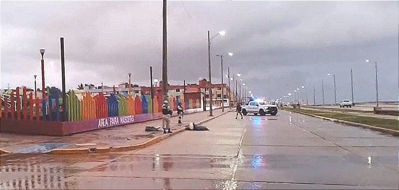 ¡LOCALIZAN CADÁVER EMBOLSADO EN PARQUE DE COATZACOALCOS! -Dejan Mensajes