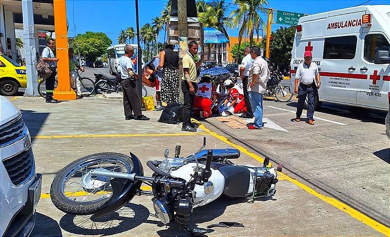 ¡HACEN CHUZA Y LA MOTO TERMINA ARROLLANDO A ESTUDIANTES DE ENFERMERÍA!