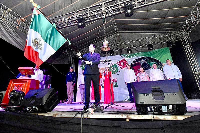 ¡HASTA EN MEDELLÍN LO CELEBRAN! -Al Grito de "Viva México"