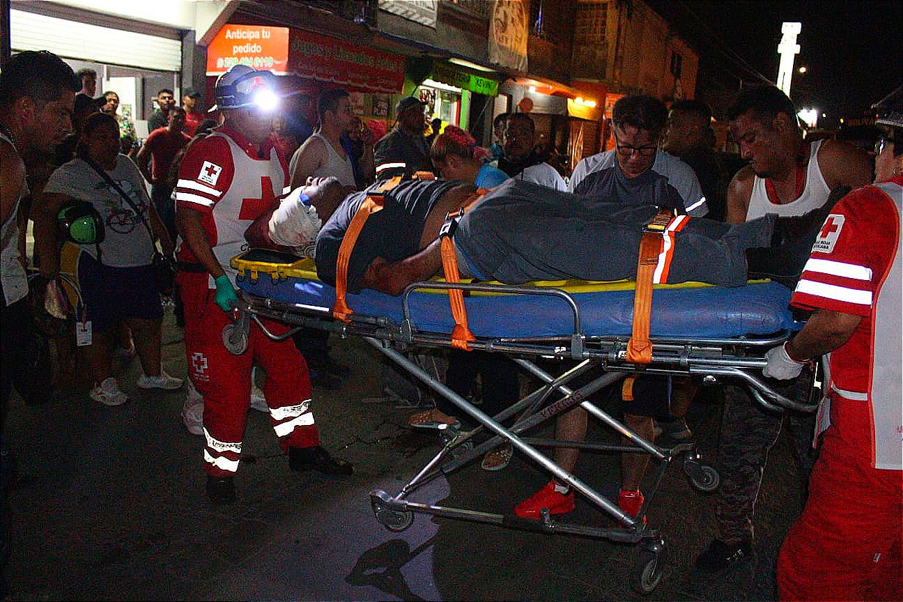 ¡SALE A COMPRAR CROQUETAS PARA SU PERRITO Y LO ATROPELLA CAMIÓN URBANO!