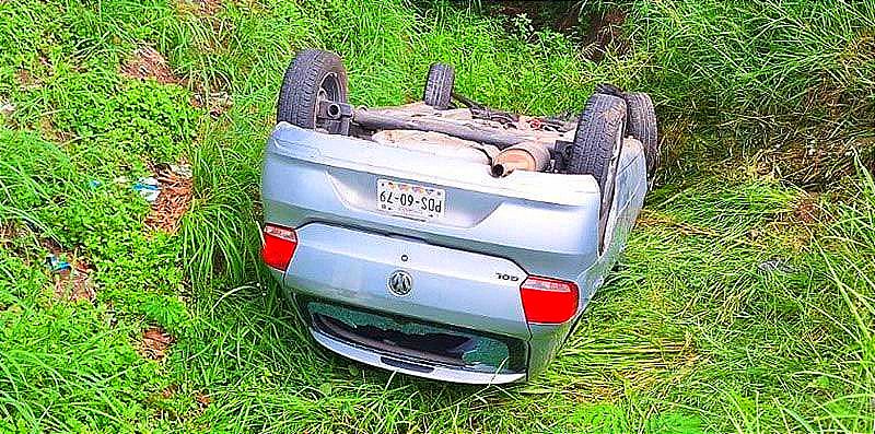 ¡CONDUCTORA DERRAPA Y CAE A CANAL DE DESAGÜE! -APARATOSO ACCIDENTE EN LA CURVA QUE VA AL AEROPUERTO -Un punto conocido por ser propenso a accidentes similares