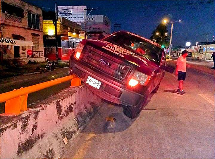 ¡SE QUEDA DORMIDO Y TERMINA ATORADO EN EL BARANDAL DEL PUENTE MIGUEL ALEMÁN!