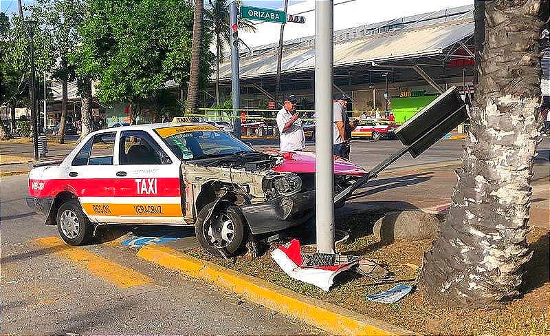 ¡CHUZA FRENTE AL AUDITORIO BENITO JUÁREZ! -TAXI VS CAMIÓN