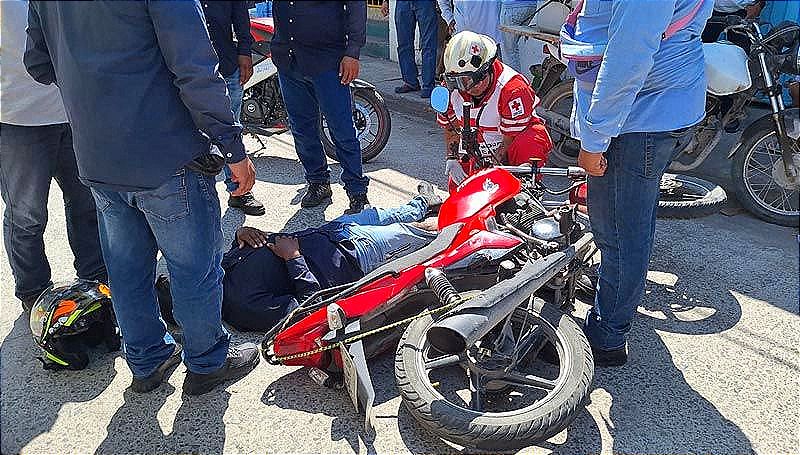 Salió a comprar tortillas cuando fue embestido por un ¡“JINETE DE ACERO”! -BICI VS MOTO