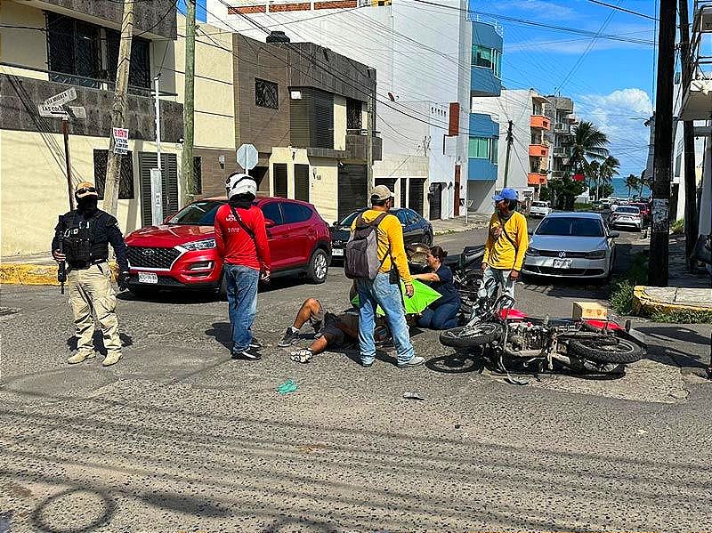 ¡SE LE ATRAVIESA AUTO Y MOTOCICLISTA TERMINA EN EMERGENCIAS! -Sale volando el motociclista en Boca del Río