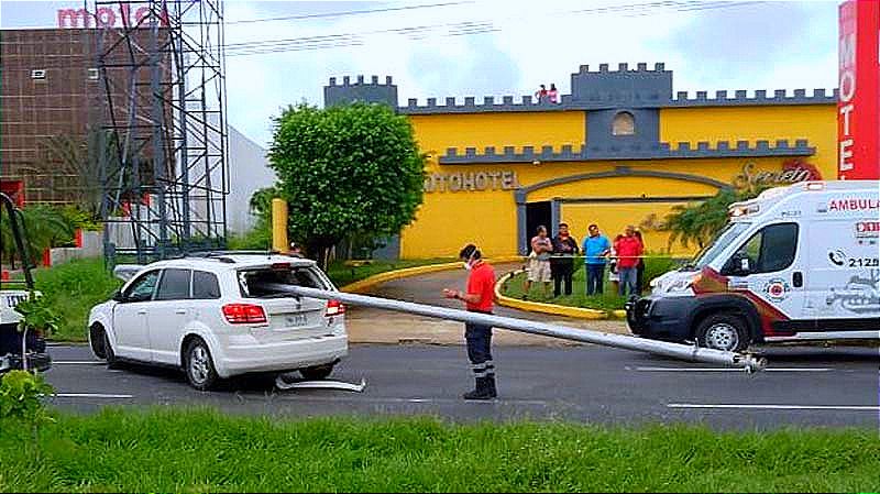 Regresaba del Súper con su Familia Cuando un ¡POSTE LE QUITA LA VIDA! -RÁFAGA DE VIENTO DESPLOMA EL POSTE DEJÁNDOLO COMO LANZA