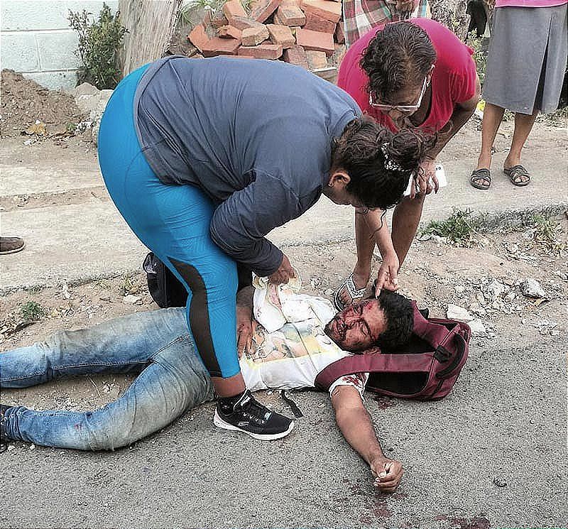 ¡SE VA DE BRUCES! -Se le atravesó un cráter en la colonia Acosta Lagunes