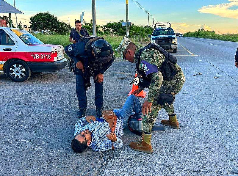 ¡MOTOCICLISTA SE IMPACTA CON UN CAMIONETÓN! -Le Salio Derrepente en el Camino