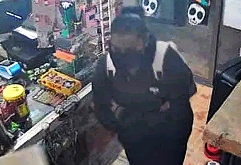 UNA, ENTRA ARMADA, LA OTRA, SE QUEDA AFUERA PARA ECHAR "AGUAS"...