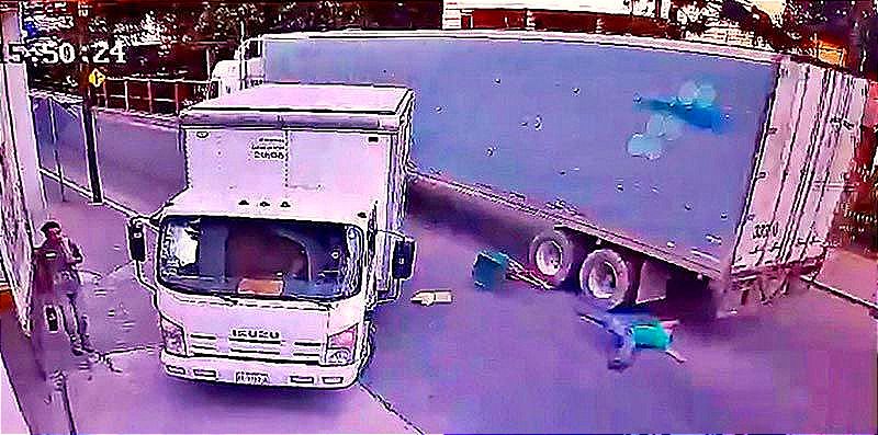 ¡CICLISTA SE SALVÓ DE MILAGRO! -Iba como "Araña Fumigada" y Chocó contra Tráiler