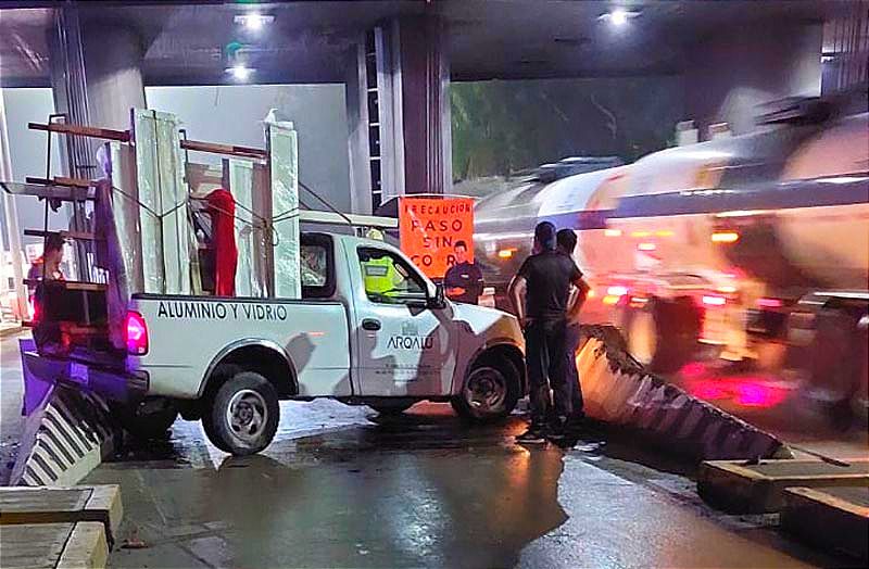 ¡OTRO ACCIDENTE EN LA EX CASETA DE COBRO DE FORTÍN! -Camioneta se Impacta contra Barras de Concreto