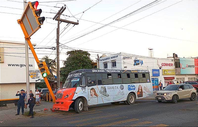 ¡ENCONTRONAZO: 8 HERIDOS! -Camión Urbano Choca con Semáforo
