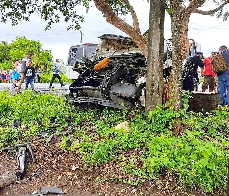 ¡“PATRULLAZO”: CUATRO HERIDOS! -Después de colisionar con el autobús la patrulla se va contra un árbol