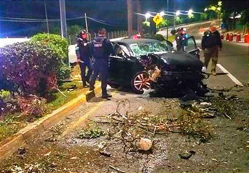 ¡BRUTAL CHOQUE EN XALAPA!  -Muere el conductor al impactarse con un Árbol Frente al Panteón de Palo Verde