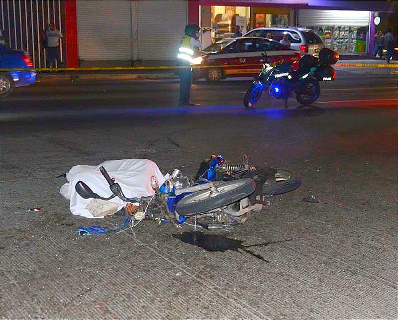 ¡OTRO MOTOCICLISTA PIERDE LA VIDA! -Chocó contra un Auto en el Bulevar Rafael Cuervo