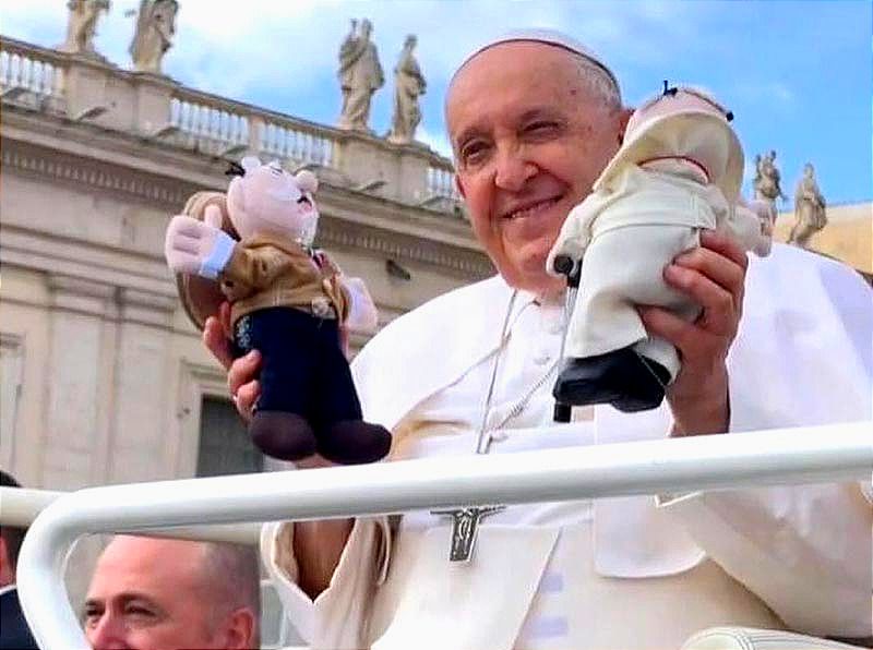 ¡SACAN EL SIMI “VOLADOR”! -Le llevaron uno vestido de "Su Santidad" al Papa Francisco