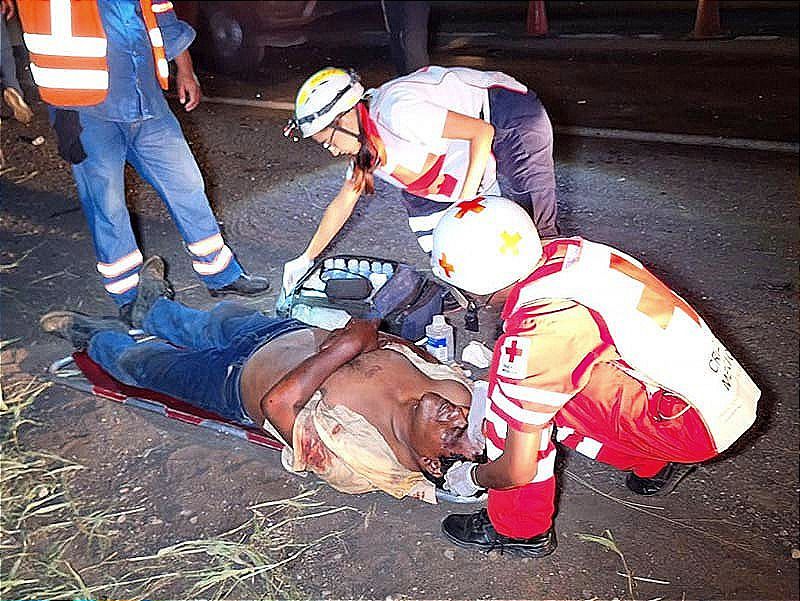 ¡SE IMPACTAN DE FRENTE EN LA CARRRETERA! -Dos Heridos, El Auto Queda Destrozado
