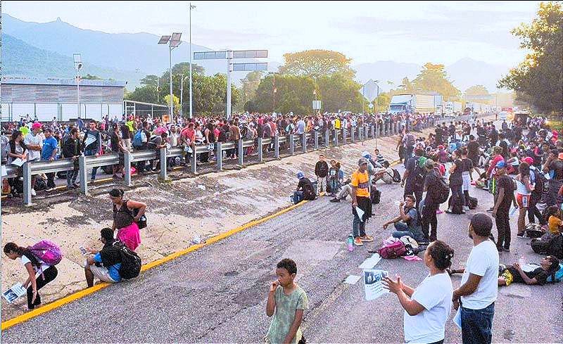 ¡MILES DE MIGRANTES BLOQUEAN UNA CARRETERA EN CHIAPAS! -EXIGEN SALVOCONDUCTOS EN SU CAMINO