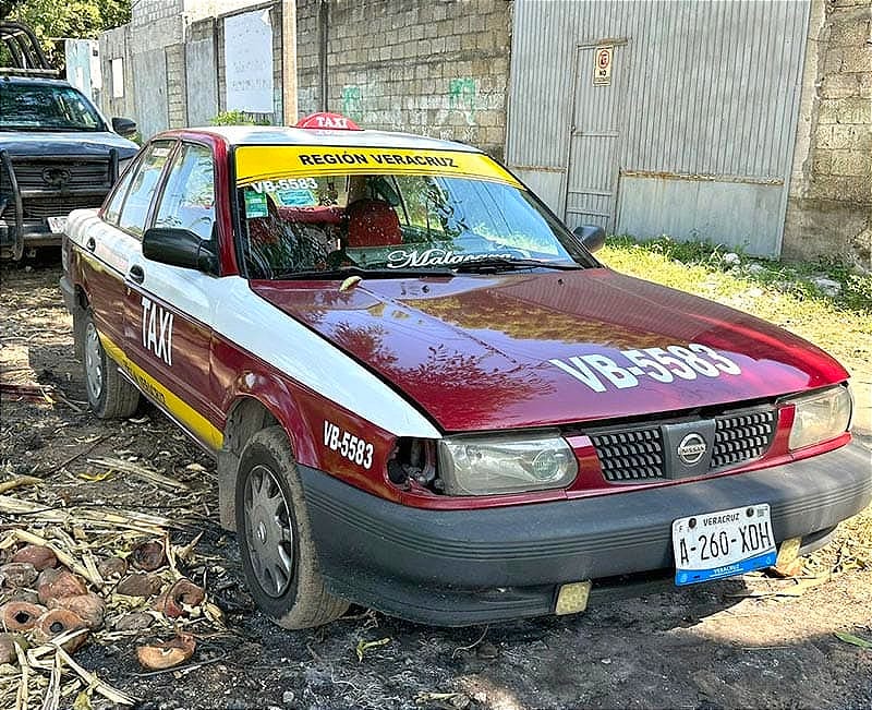 ¡LOCALIZAN UN TAXI CON REPORTE DE ROBO! -A un Costado de la Laguna Perene