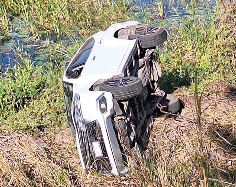 ¡CAMIONETA SALIÓ VOLANDO A LA LAGUNA EN EL VERGEL!