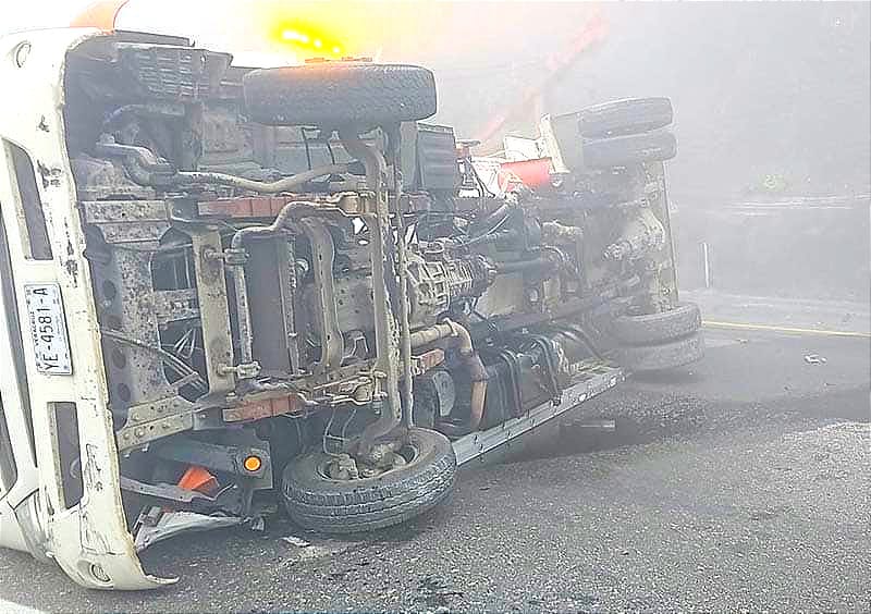 ¡VUELCA PIPA DE GAS EN LAS CUMBRES DE MALTRATA! NEBLINA A TOPE -*EN LA 150D PUEBLA- ORIZABA DEJA DAÑOS MATERIALES Y EL CIERRE TOTAL DE LA CIRCULACIÓN