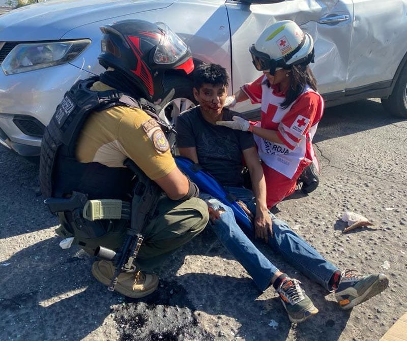 ¡CAMIONETÓN HACE A VOLAR A MOTOCICLISTA!
