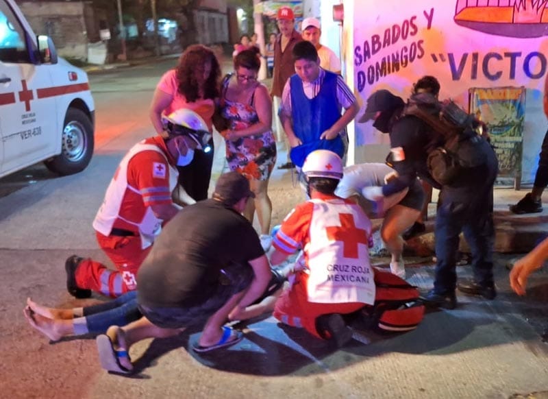 ¡PAREJA EN MOTOCICLETA EMBESTIDOS POR CAFRE!