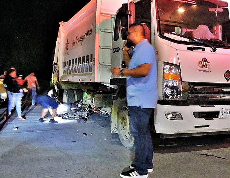 ¡MOTOCICLISTA ARRASTRADO POR CAMIÓN DE LA BASURA!