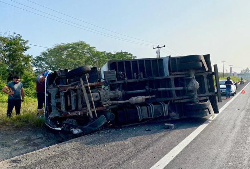 ¡APARATOSA VOLCADURA EN LA VERACRUZ-CARDEL! -*QUEDARON ATRAPADOS EN LA CABINA DEL VEHÍCULO DE CARGA