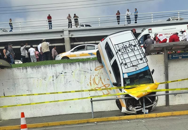 ¡TAXI QUEDÓ COLGANDO EN PUENTE DE CÓRDOBA!
