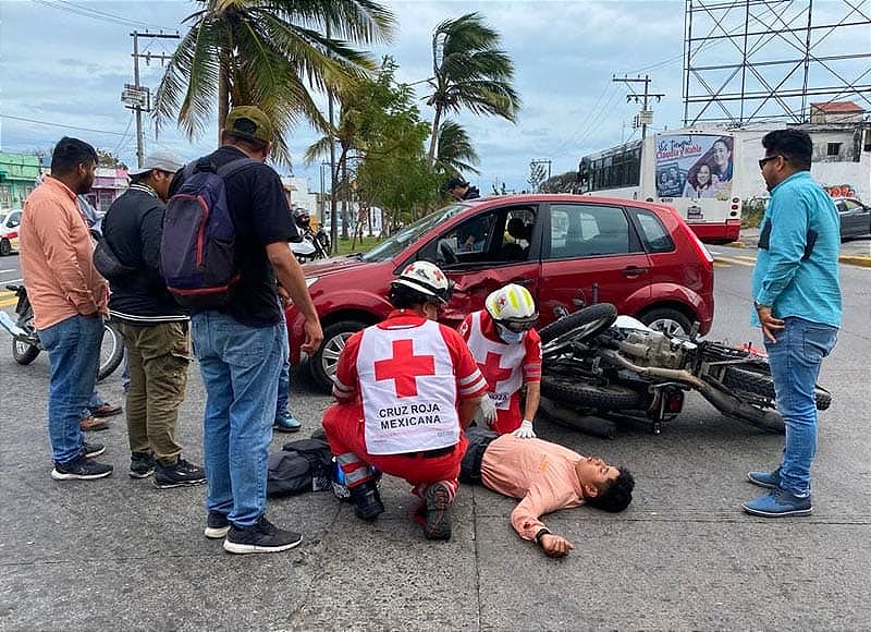 ¡SALEN “VOLANDO” DOS MOTOCICLITAS!