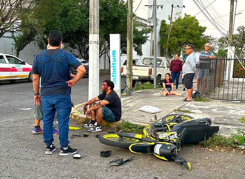 ¡OTRA PAREJA EMBESTIDA POR UN TAXI! -*SALIERON PROYECTADOS CONTRA LA BANQUETA