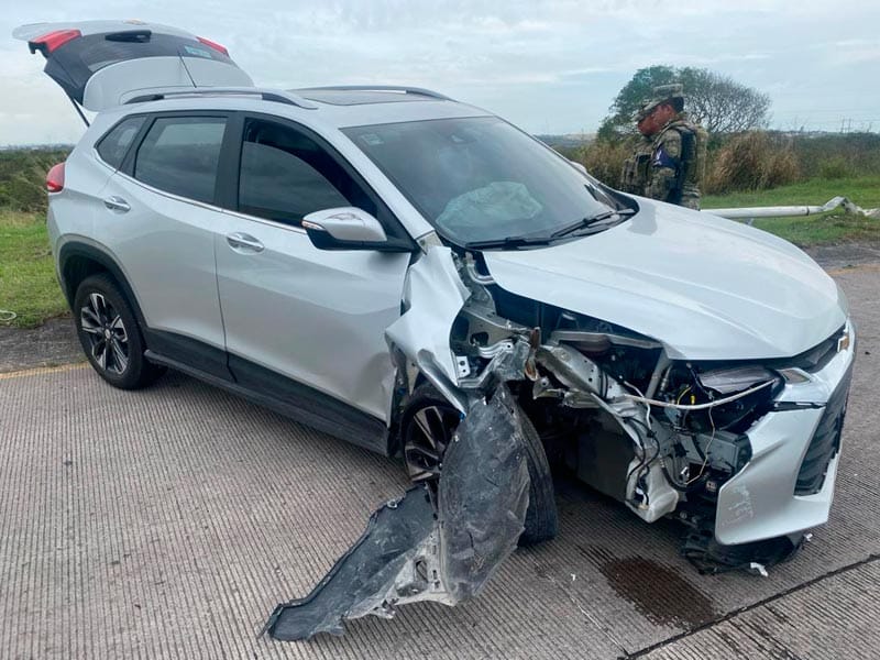 ¡DERRIBA LUMINARIA CON SU CAMIONETÓN!