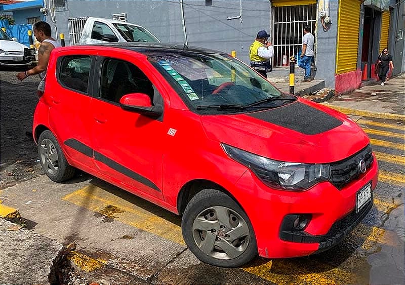 ¡LLANTA DE AUTO LE APLASTA EL PIE A UN NIÑO!