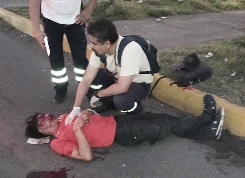 ¡TAXISTA EMBESTIÓ A JOVENCITO QUE IBA PARA LA CHAMBA! -EL CAFRE HUYO DEJÁNDOLO HERIDO EN LA CARRETERA