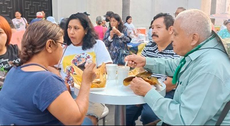 ¡CELEBRAN DÍA DE LA CANDELARIA! -*Con tamales en el zócalo de Veracruz