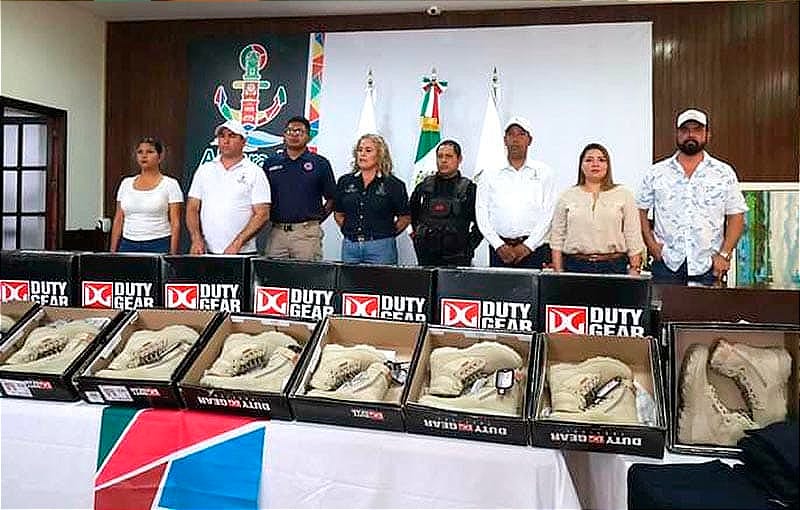 ¡LIZZETTE DA UNIFORMES A ‘RAMBITOS’!