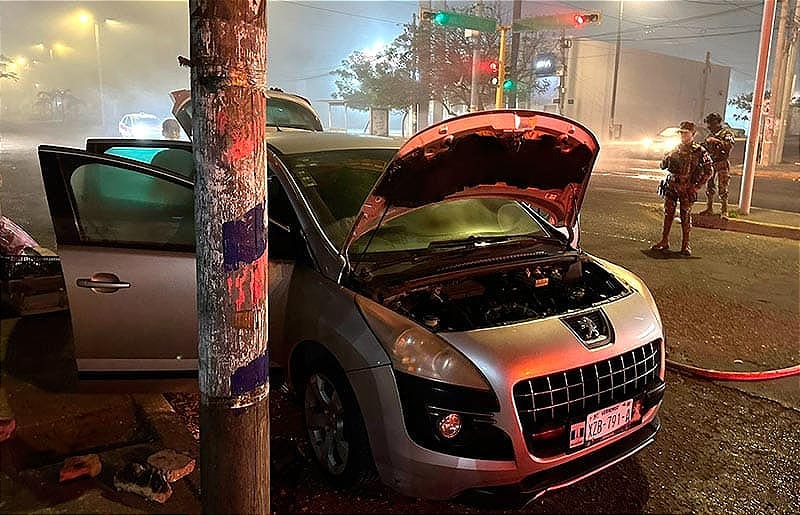 ¡SE LE QUEMA EL AUTO CUANDO COMPRABA EN LA FARMACIA!