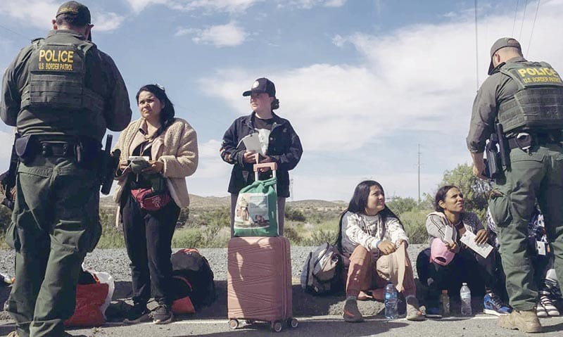 ¡INMIGRANTES VIENEN EN MASA: CREEN QUE PUEDEN QUEDARSE!